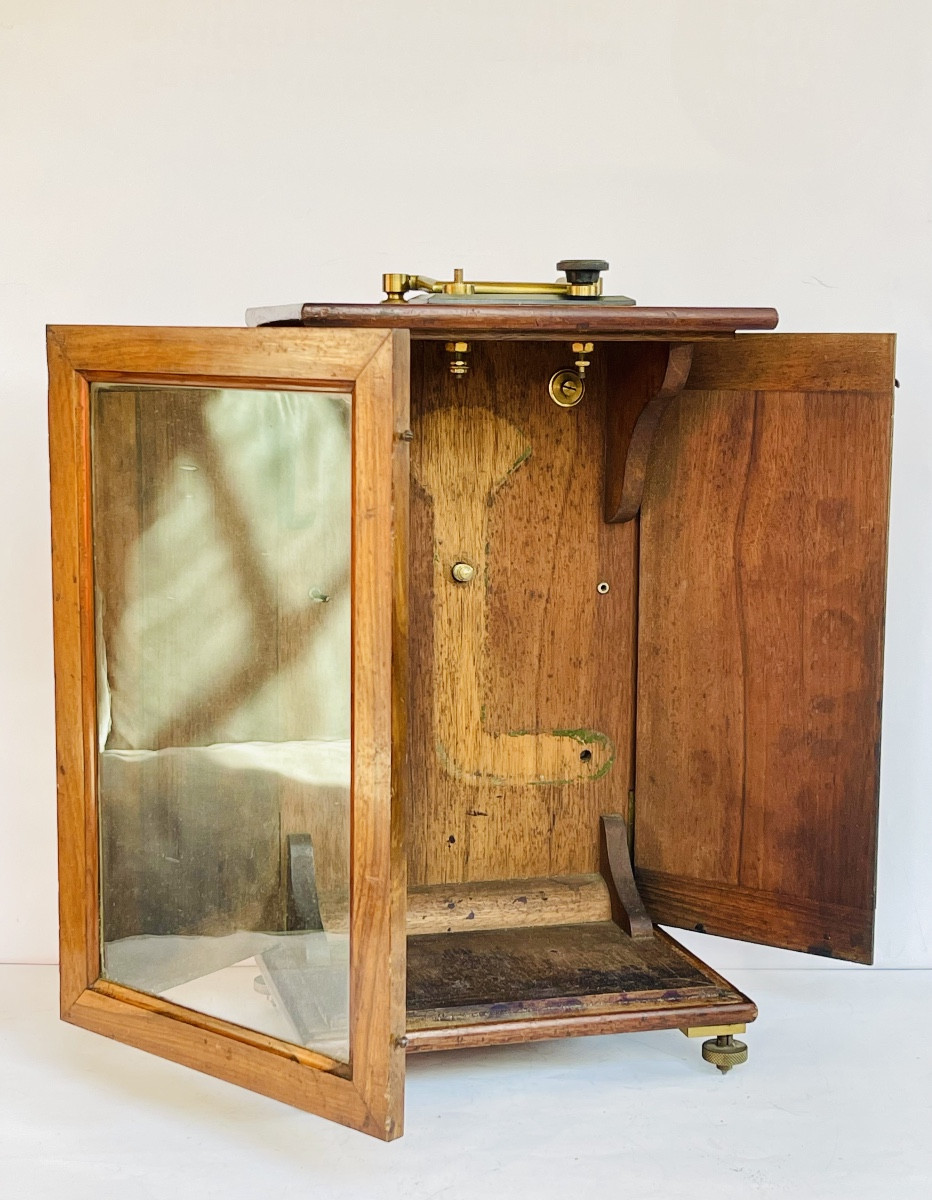 Coffret en noyer vitré